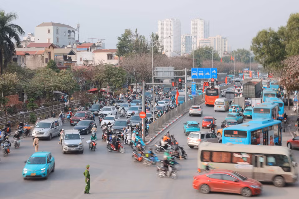 大量人员和车辆从玉回街涌向一号国道。图自越通社