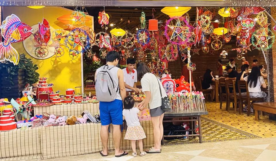 河内Royal City 的中秋玩具售卖点，产品丰富多样。图自越通社