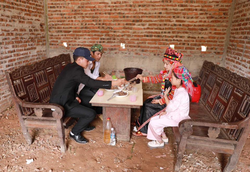 无论丰俭，每个家庭成员都会围坐在一起，共享节日佳肴，以此表达感恩之情，并祈愿新年吉祥如意。图自越通社