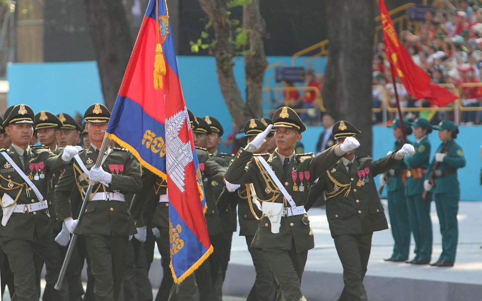 柬埔寨王家军参加纪念南方解放、国家统一50周年庆典阅兵彩排。图自 越通社