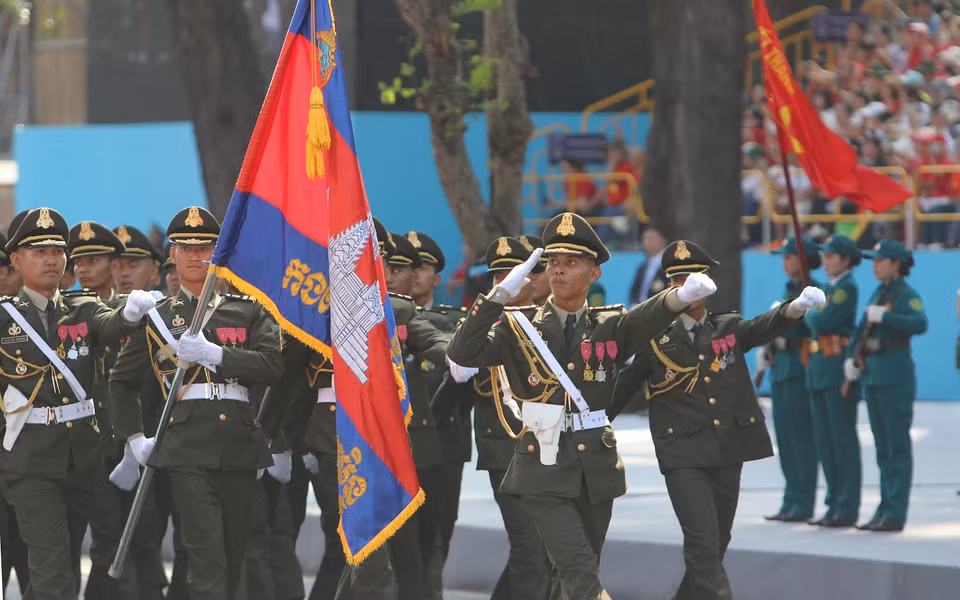 柬埔寨王家军参加纪念南方解放、国家统一50周年庆典阅兵彩排。图自 越通社