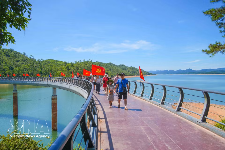 晴朗天气下，格木湖湖面展现出宁静秀美的画面。图自越通社