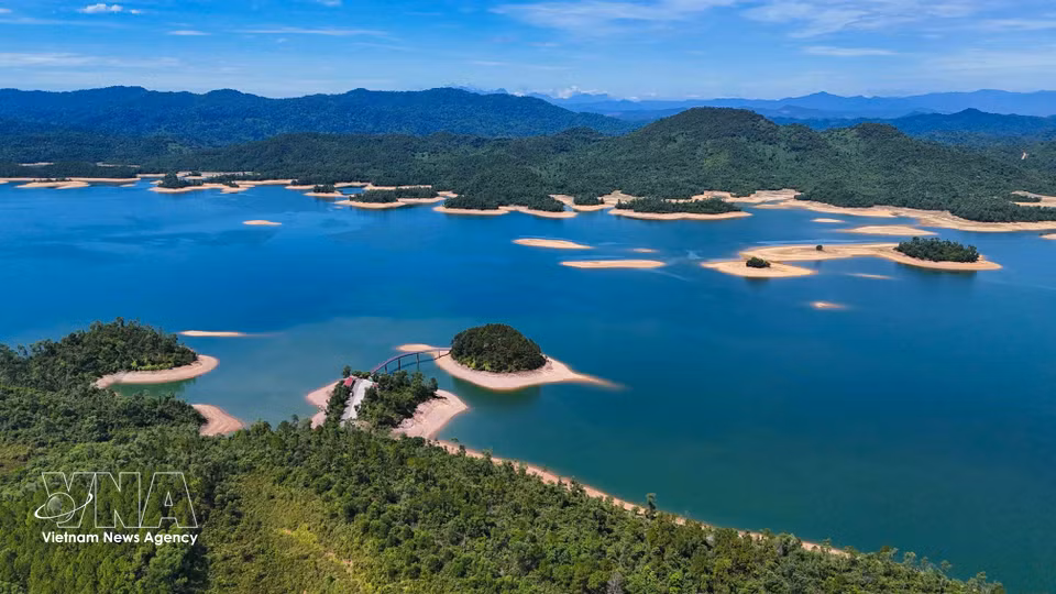 格木湖中的一座座小岛，为当地自然景观增添了独特亮点。图自越通社
