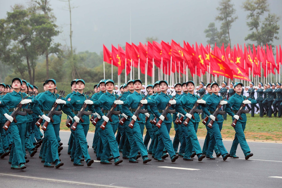 越南北部民兵自卫队方队参加合练 彰显全民国防力量。图自 越通社