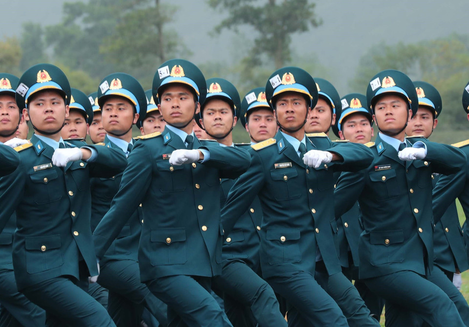 越南人民军海军力量方队参加合练，全力备战纪念活动。图自 越通社