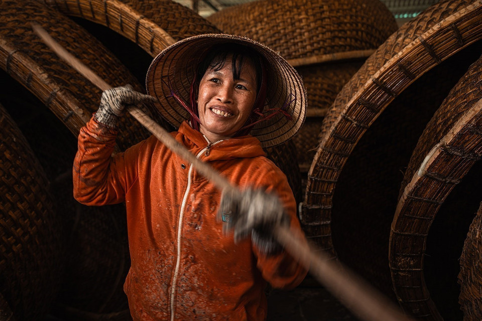 富美村的篮子小船都是由经验丰富的工匠们制作的。图自越通社