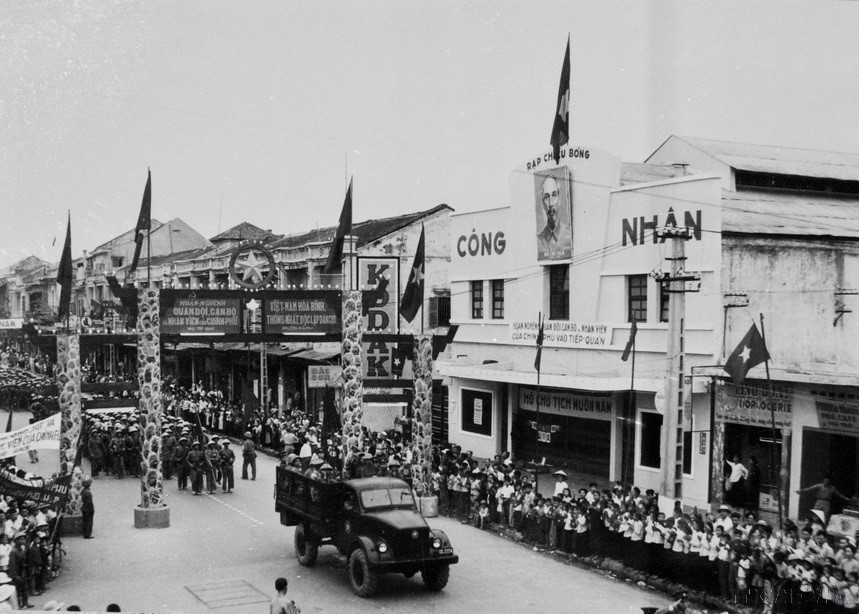 1955年5月13日,越南人民军进入海防市,正式接管该城市。并受到当地人民的热烈欢迎。图自越通社
