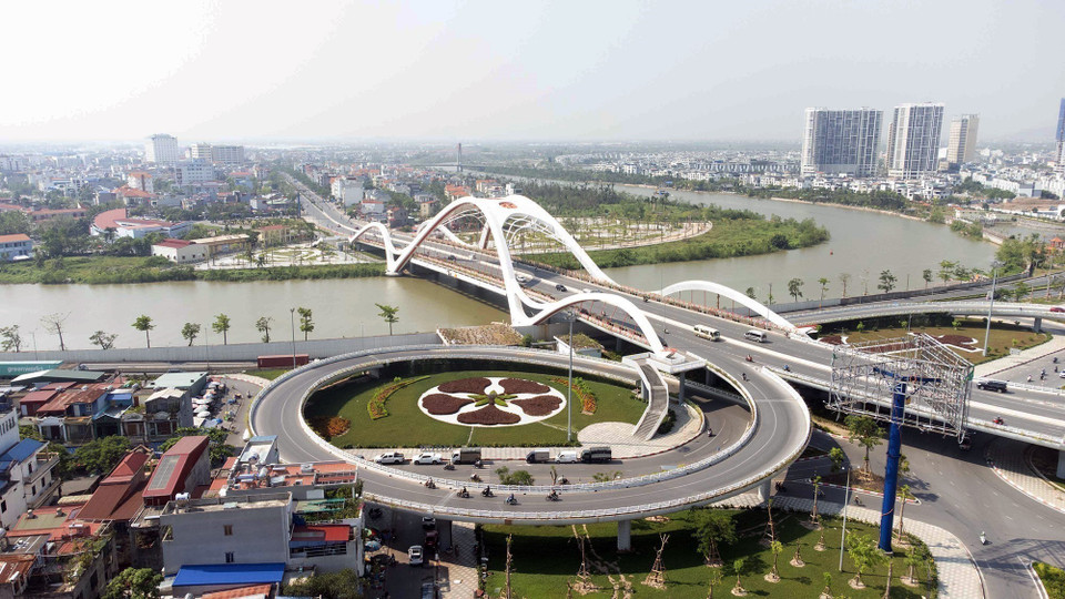 通往饶(Rào)桥的引道呈海防市的象征——五瓣凤凰花形状。图自越通社