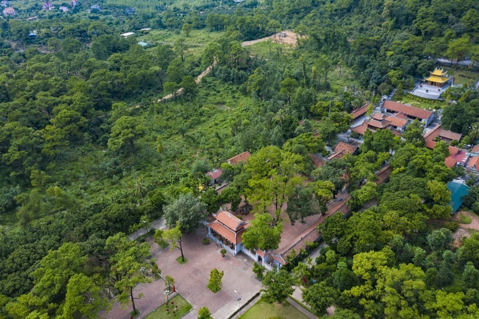 昆山–劫泊遗迹区汇聚众多庙、寺院、佛塔等古建筑，坐落于雄伟山水之间。每一地名都承载着数百年的民族文化与历史价值。图自越通社
