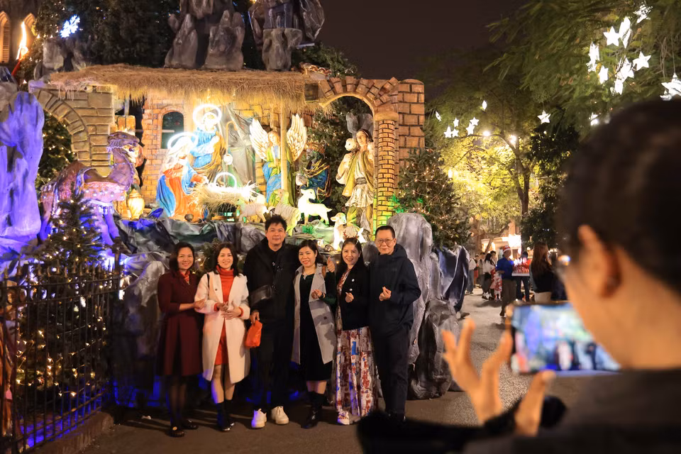 许多人来到大教堂区域拍照留念，庆祝2024年圣诞节。图自越通社