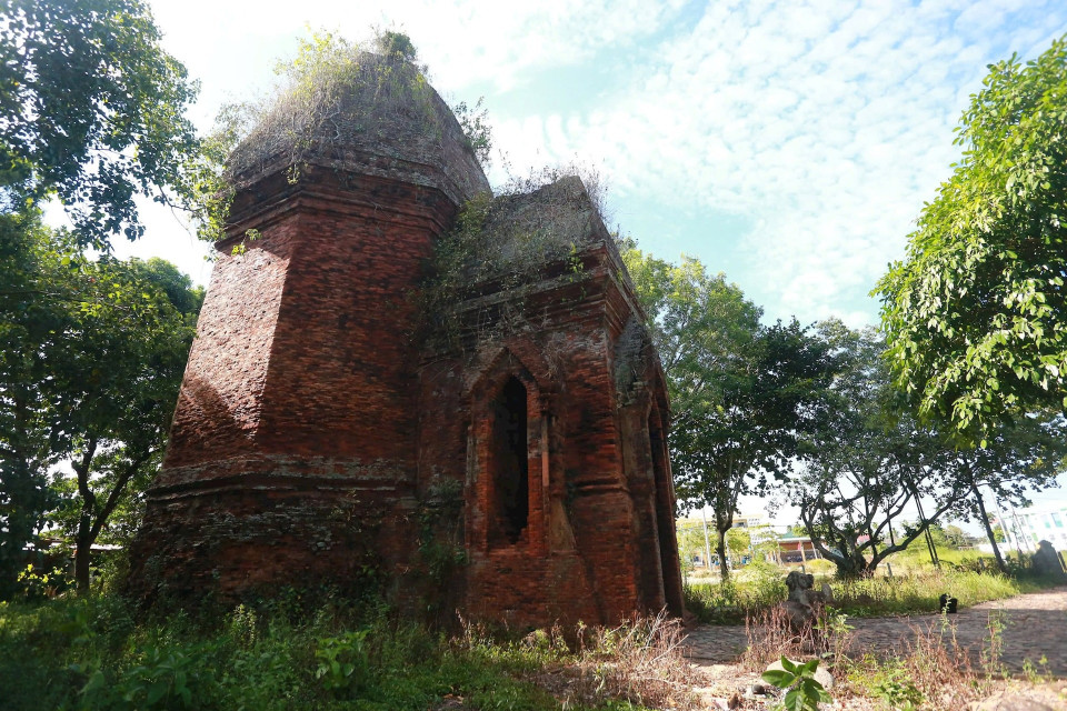 历经岁月与战争摧残，如今凭安塔仅剩一座八角形主祠塔，高约21米。图自越通社