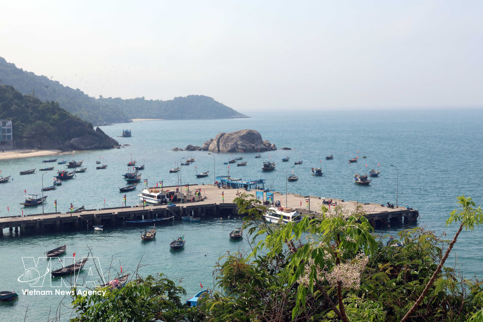 占婆岛渔民使用小型渔船进行捕捞作业。图自越通社