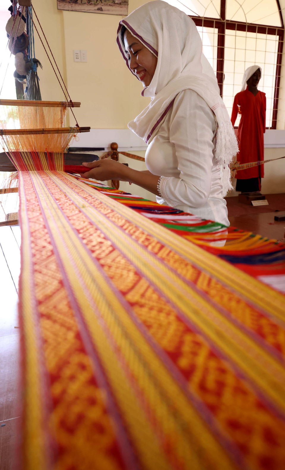 为延续生机，美业织锦村正努力创新设计，使土锦产品更符合现代审美需求。图自越通社