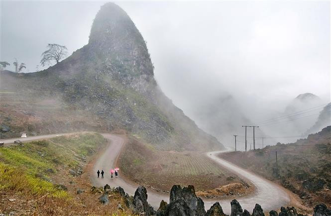 被云雾笼罩的同文岩石高原群山。