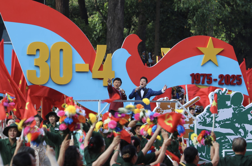 胡志明市文艺工作者队伍参与南方解放、国家统一50周年庆典阅兵、游行活动总彩排。图自 越通社