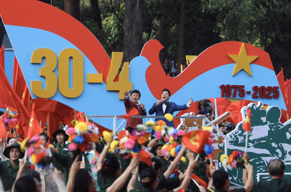 胡志明市文艺工作者队伍参与南方解放、国家统一50周年庆典阅兵、游行活动总彩排。图自 越通社