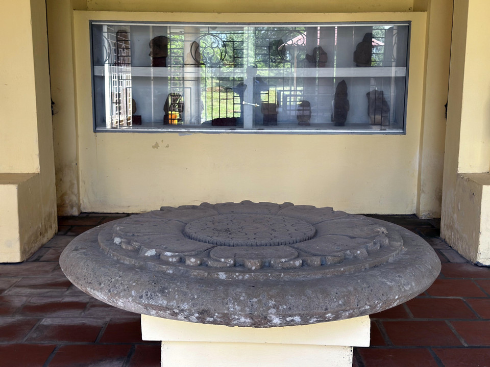 在多次考古发掘中，众多出土的珍贵文物正陈列在旃檀塔遗址区。图自越通社