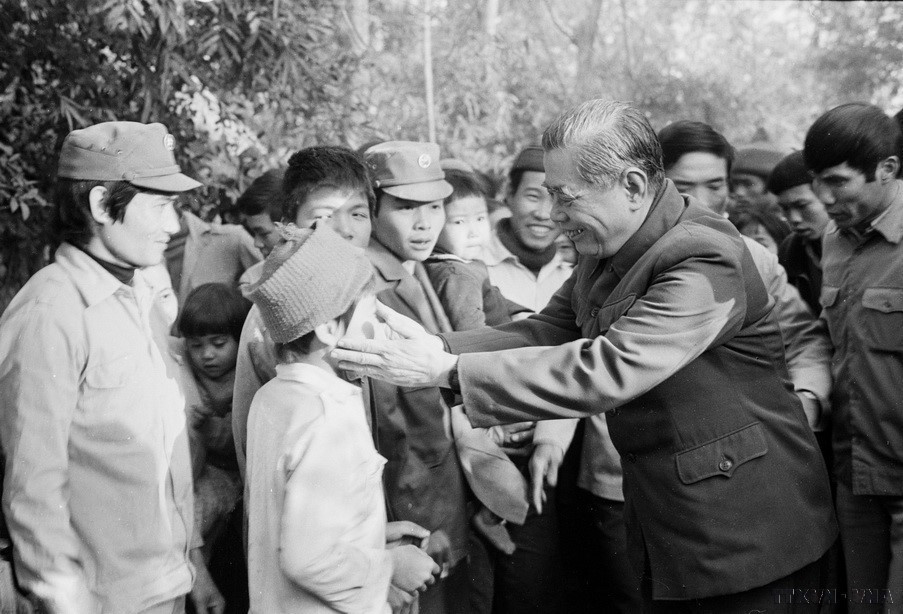 1987年,阮文灵总书记走访慰问海兴省美文县佳范乡干部、乡员,向大家致以新春祝福。图自越通社