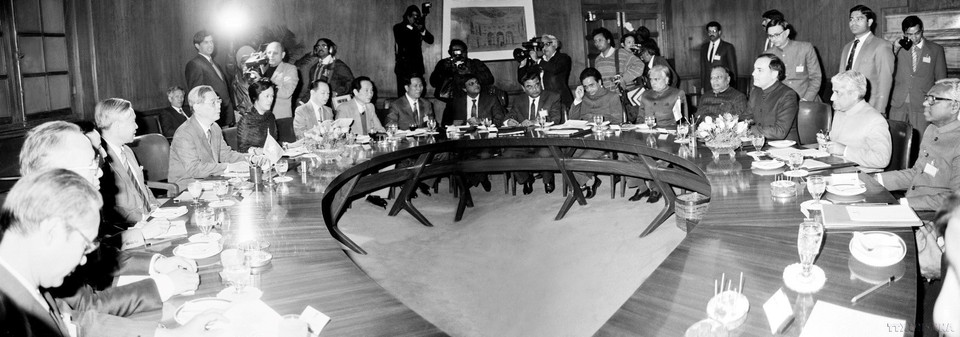 1989年1月23日至28日,在对印度进行友好访问期间,阮文灵总书记同印度总理拉吉夫·甘地(Rajiv Gandhi )举行会谈。图自越通社