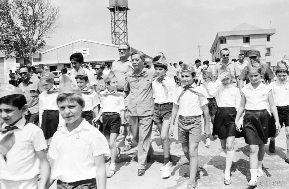 1987年4月20日,阮文灵总书记走访参加治安水电站施工的苏联专家家属区。图自越通社