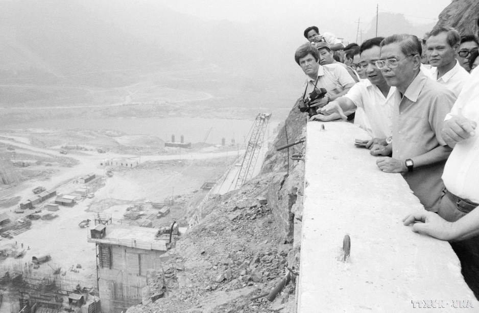 1987年5月3日,阮文灵总书记视察位于沱江右岸123高程的和平水电站工地。图自越通社