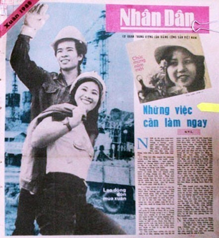 1987年5月25日,《人民报》刊登阮文灵总书记撰写的文章《当务之急》,在社会舆论中引发强烈反响。随后,几乎所有报纸、电台纷纷开设专栏,积极响应“当务之急”,为新闻宣传注入一股新风,坚决与消极、保守、停滞的现象作斗争,同时鼓励新的、积极的因素。图自越通社