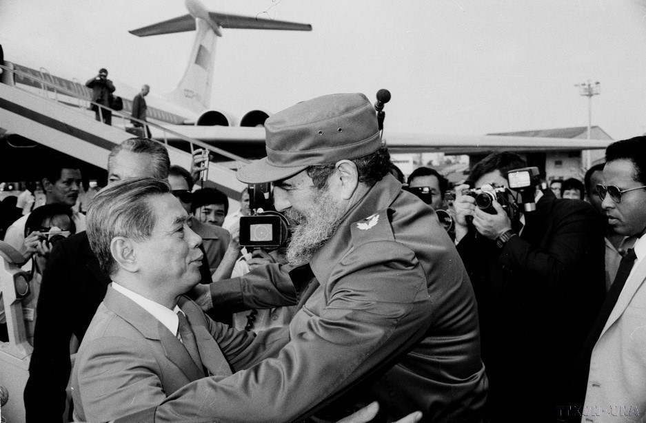1989年4月24日至29日,古巴部长会议主席菲德尔·卡斯特罗主持仪式,欢迎阮文灵总书记对古巴进行友好正式访问。图自越通社