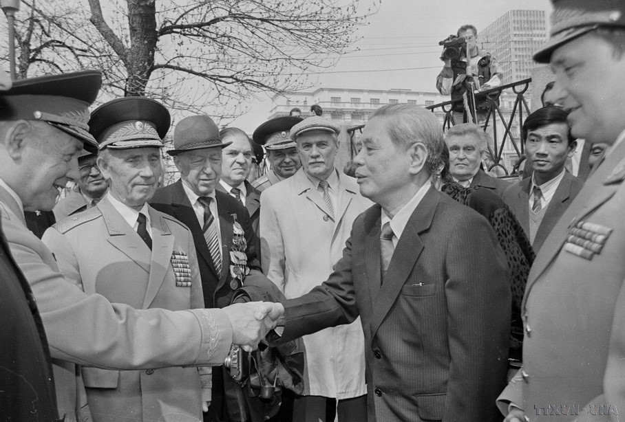 1991年,苏联退伍军人在莫斯科欢迎阮文灵总书记访问苏联。图自越通社