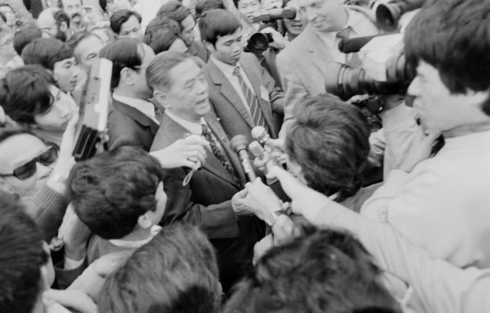 1986年12月，越南共产党第六次全国代表大会闭幕后，阮文灵总书记就党的革新路线接受媒体采访。图自越通社