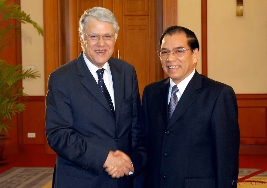 越共中央总书记农德孟会见正在访越的摩洛哥首相阿巴斯·埃尔·法西（河内，2008年11月24日）。图自越通社