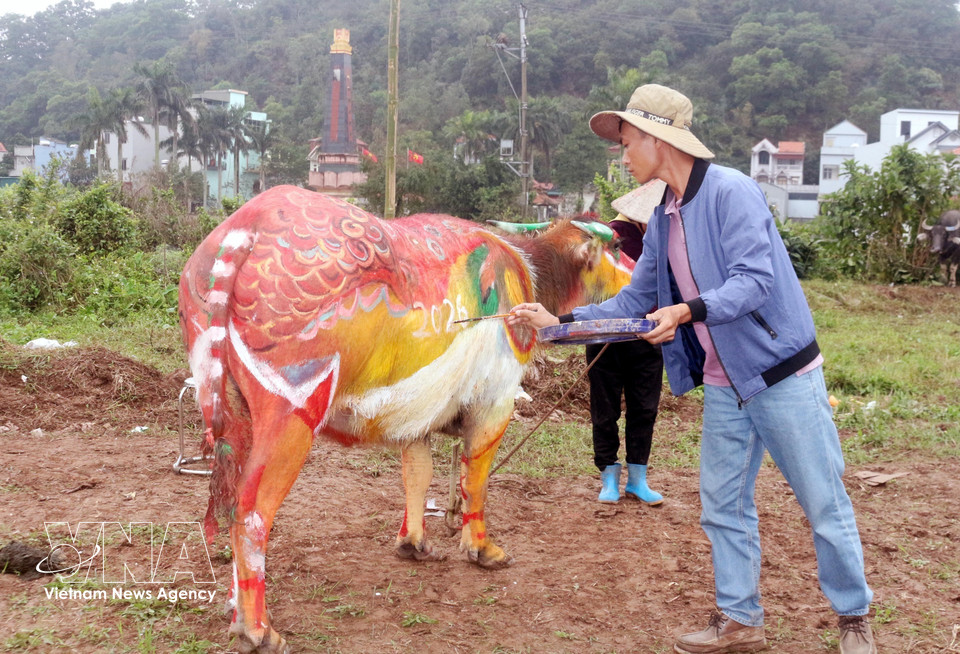 以明快的色彩和鲜明的造型，每位画家都创作出风格各异、独具匠心的作品。图自越通社