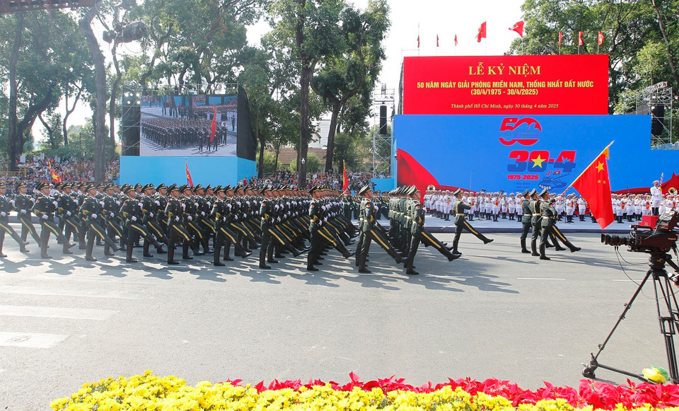 中国人民解放军参加纪念南方解放、国家统一50周年庆典阅兵彩排。图自 越通社