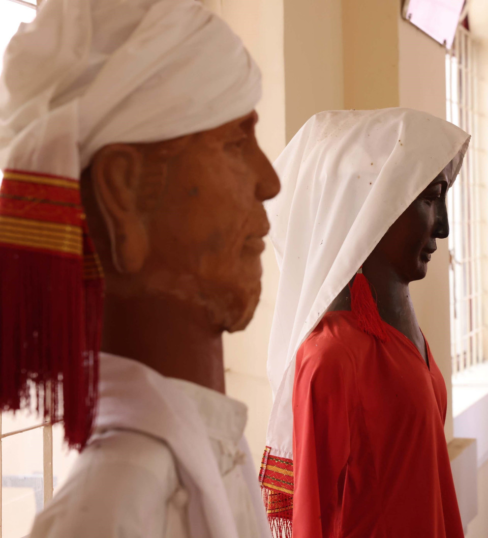 美业占族织锦合作社展出的各类产品，正向八方游客展示占族传统工艺的独特魅力。图自越通社