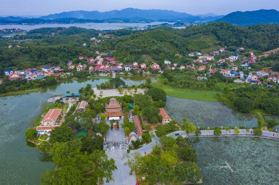 劫泊庙三面被龙山环绕，剩下的一面朝绿头江。该庙占地约13500平方米，古朴庄严，以由三门组成的正门最为突出。图自越通社