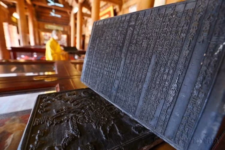 永严寺保存与展示3050版佛经木刻版，被联合国教科文组织于2012年5月列入亚太地区“世界记忆名录”。图自越通社