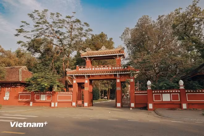 历经120余年，顺化国学高中始终是当地居民及游客来到古都时的热门打卡点。图自越通社