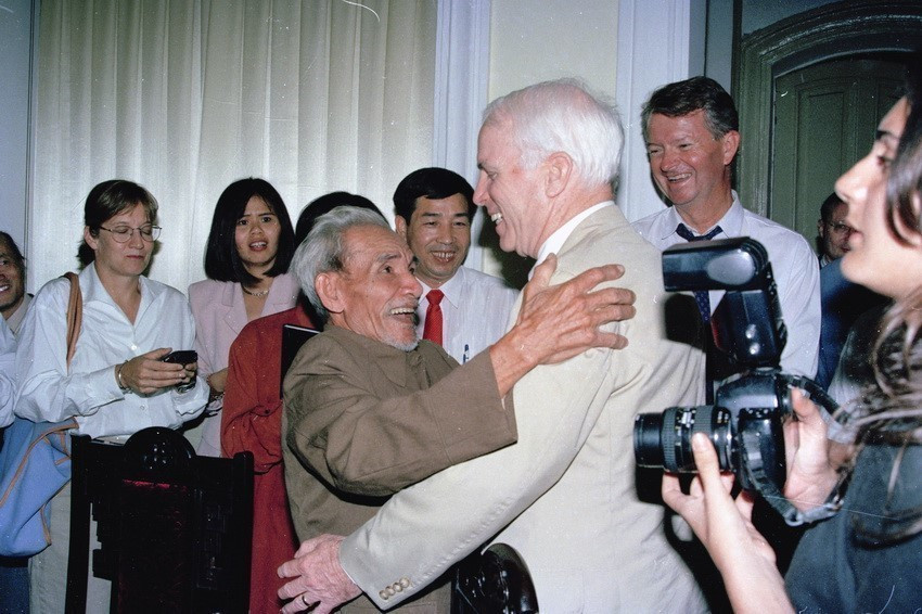 访问越南期间,1996年11月13日,美国参议员约翰·麦凯恩在河内再次会见了29年前(1967年10月26日)俘获并拯救他的梅文安先生。当时,约翰·麦凯恩是一名美国海军飞行员,约翰·麦凯恩中尉驾驶的一架A-4天鹰飞机被击落并坠毁在河内竹帛湖。图自越通社