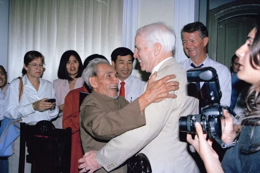 访问越南期间，1996年11月13日，美国参议员约翰·麦凯恩在河内再次会见了29年前（1967年10月26日）俘获并拯救他的梅文安先生。当时，约翰·麦凯恩是一名美国海军飞行员，约翰·麦凯恩中尉驾驶的一架A-4天鹰飞机被击落并坠毁在河内竹帛湖。图自越通社