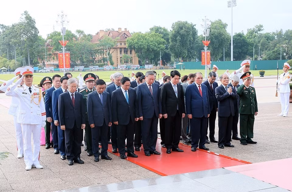 越共中央委员会、国家主席、国会、政府、越南祖国阵线中央委员会代表团拜谒胡志明主席陵墓。图自越通社