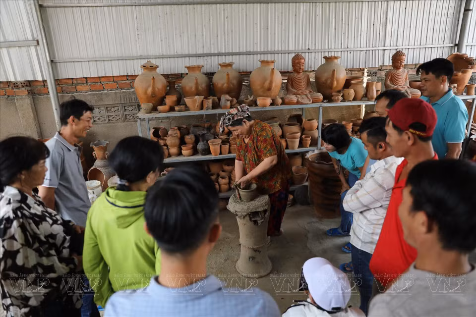 近年来，宝竹陶瓷村村民将陶器制作与开发旅游活动相结合。游客来到这里不仅可以购买种类丰富的陶器产品，而且还可以亲身体验陶瓷制作，从而更深入地了解占族文化。图自越通社
