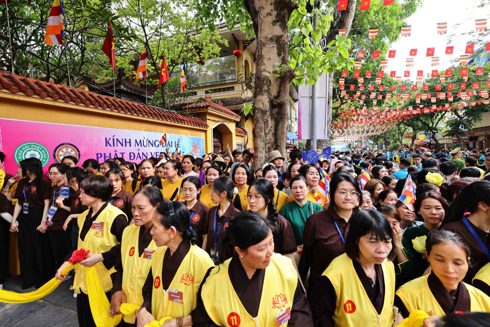 众多佛教徒和各地的人们前来馆史寺恭敬瞻礼。图自越通社