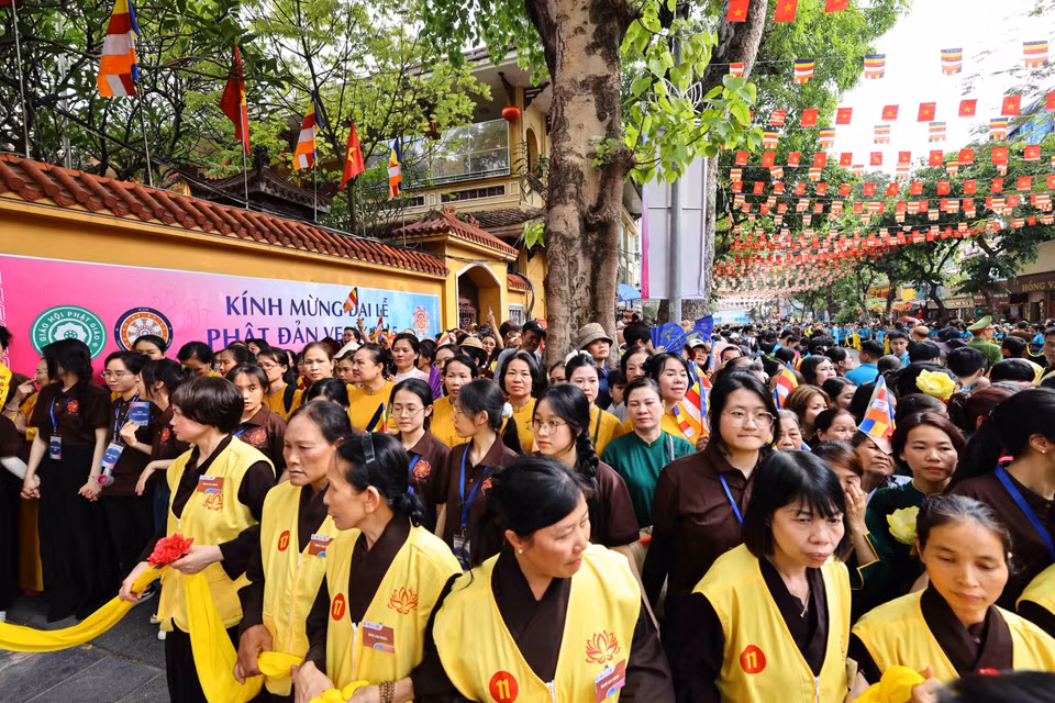 众多佛教徒和各地的人们前来馆史寺恭敬瞻礼。图自越通社