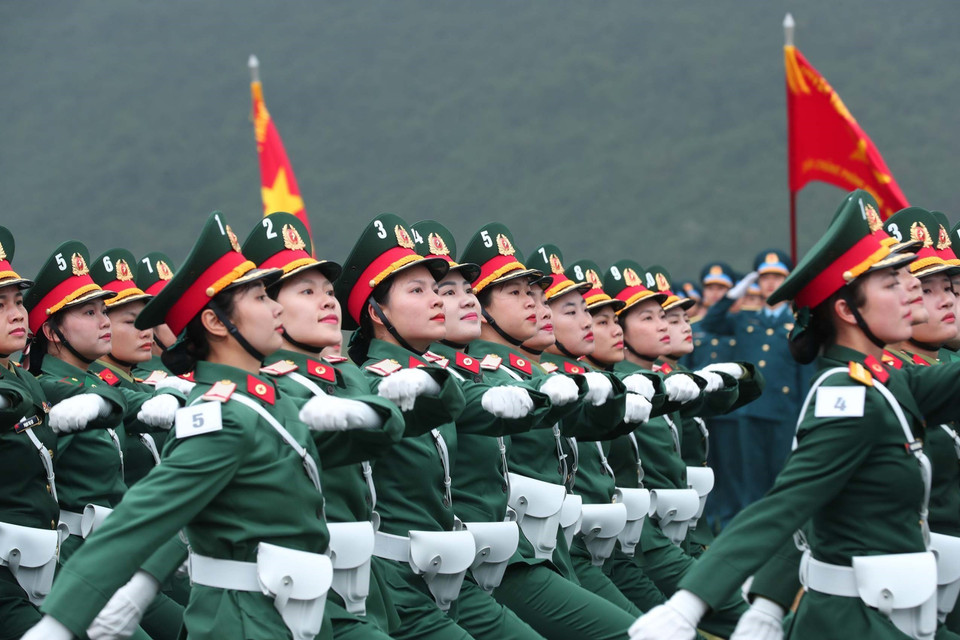 越南人民军女军医方队参加合练 。图自 越通社