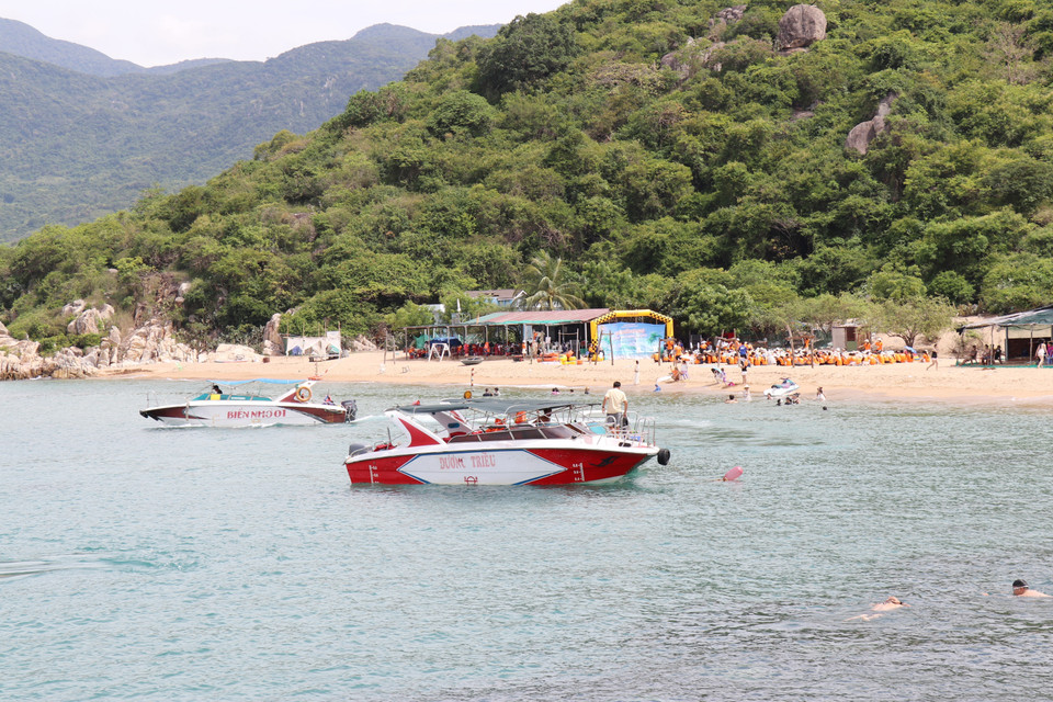 庆和省永海乡永希湾的旅游活动吸引众多游客。图自越通社