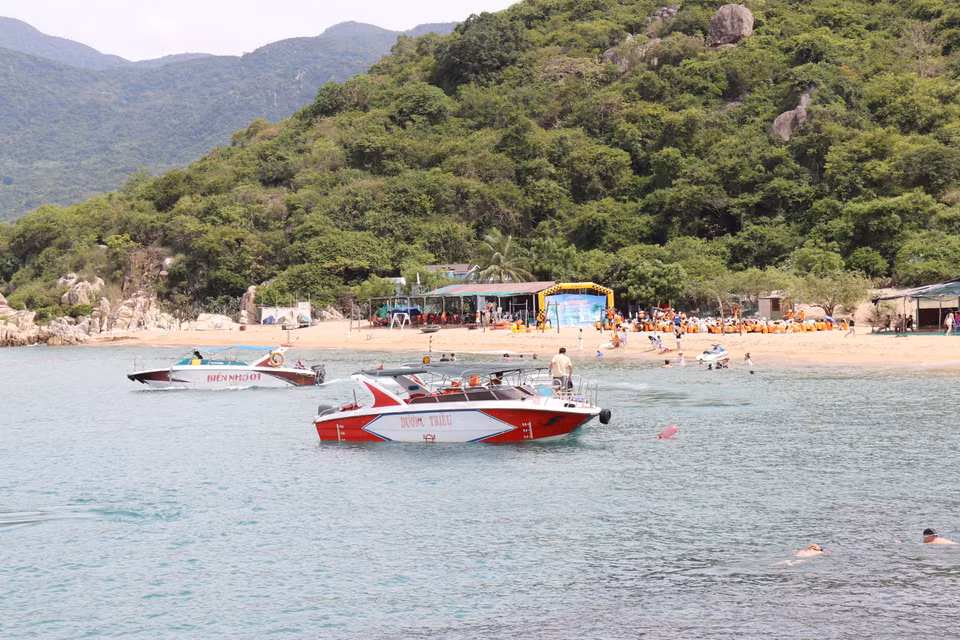 庆和省永海乡永希湾的旅游活动吸引众多游客。图自越通社