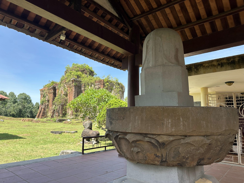 在多次考古发掘中，众多出土的珍贵文物正陈列在旃檀塔遗址区。图自越通社