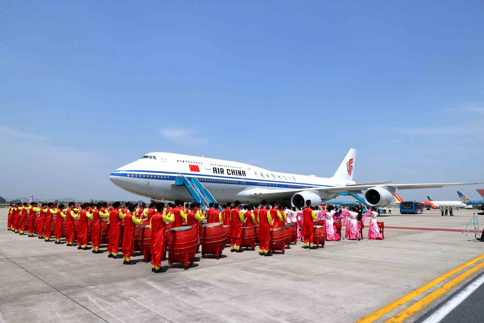 中共中央总书记、国家主席习近平一行的欢送仪式在内排国际机场举行。图自越通社