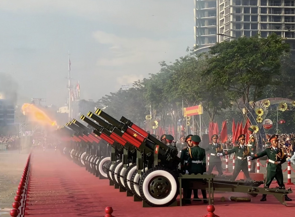 4月27日上午，胡志明市第一郡白藤码头公园，参加南方解放、国家统一50周年庆典的炮火装备特写。图自 越通社