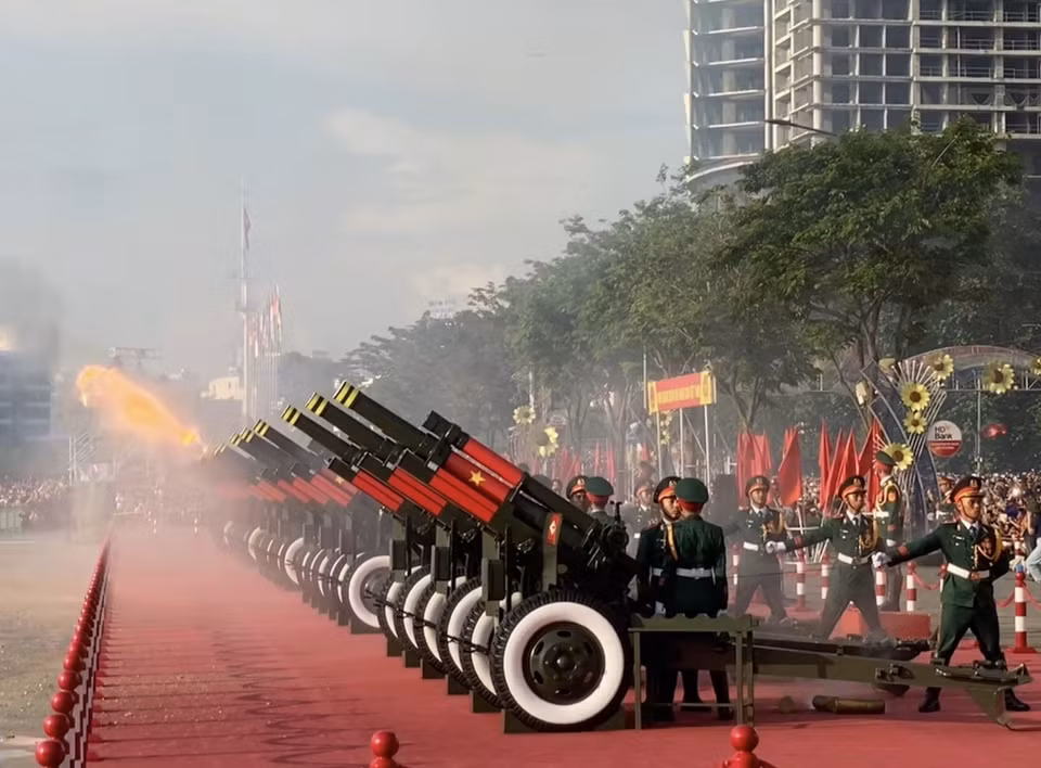 4月27日上午，胡志明市第一郡白藤码头公园，参加南方解放、国家统一50周年庆典的炮火装备特写。图自 越通社