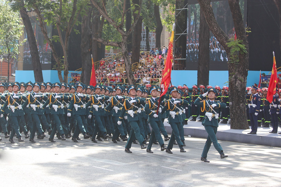 越南人民军各方队参加纪念南方解放、国家统一50周年庆典阅兵、游行总彩排。图自 越通社